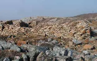 Остатки каменных строений рядом с шахтой Фото автора 2005 г Остатки - фото 119