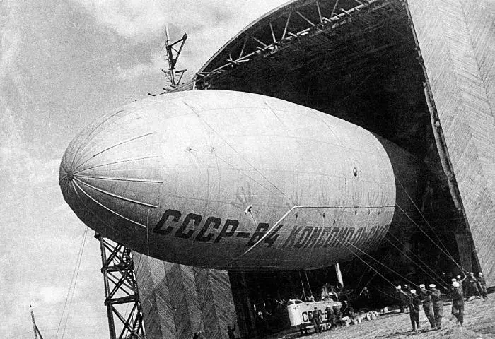 Вывод дирижабля В4 из эллинга снимок 1933 г Фото из архива Долгопрудненского - фото 4