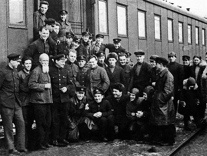 22 марта 1934 г Прибытие во Владивосток 2го эшелона Дирижаблестроя Сидят - фото 29