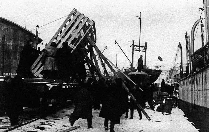 Выгрузка разобранных дирижаблей В2 и В4 в порту Владивостока март 1934 г - фото 30