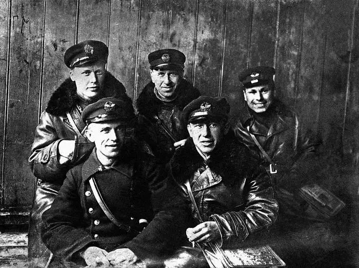 В дальневосточной экспедиции по спасению челюскинцев Впереди слева помощник - фото 33