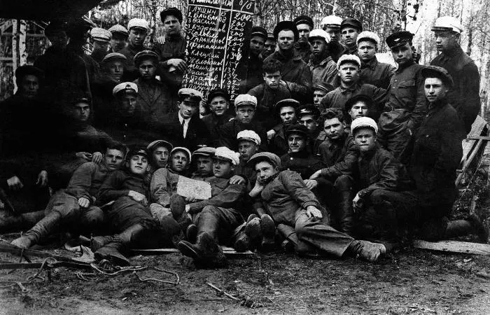 Подписались на заём На доске против фамилий суммы подписки в процентах от - фото 47
