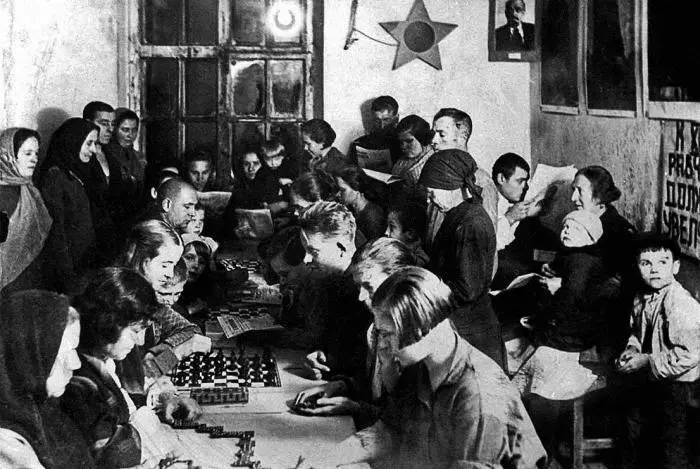В красном уголке посёлка Дирижаблестрой снимок 1934 г Фото из собрания - фото 57