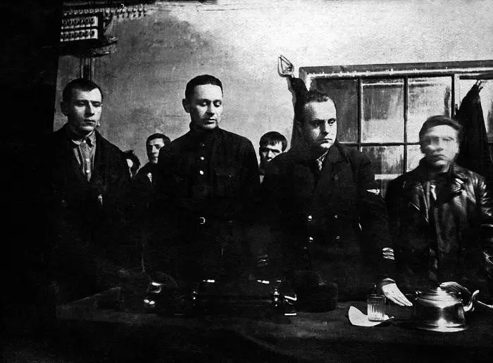 Предположительно траурное собрание по случаю убийства С Кирова Второй слева - фото 71