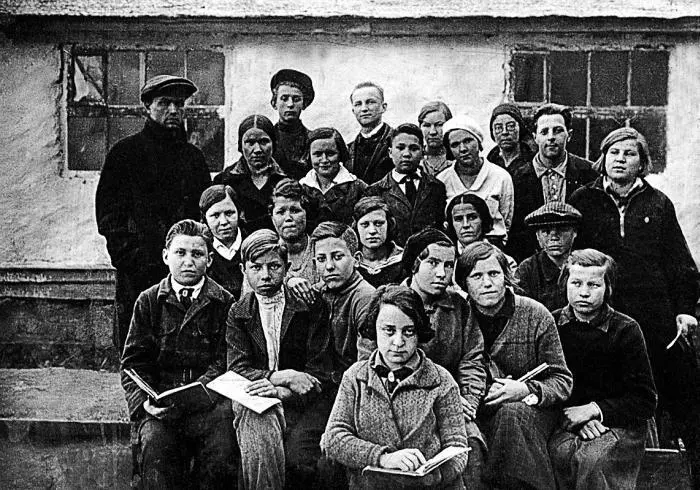 Ученики поселковой школы Дирижаблестроя снимок 1935 г Фото из архива семьи - фото 61