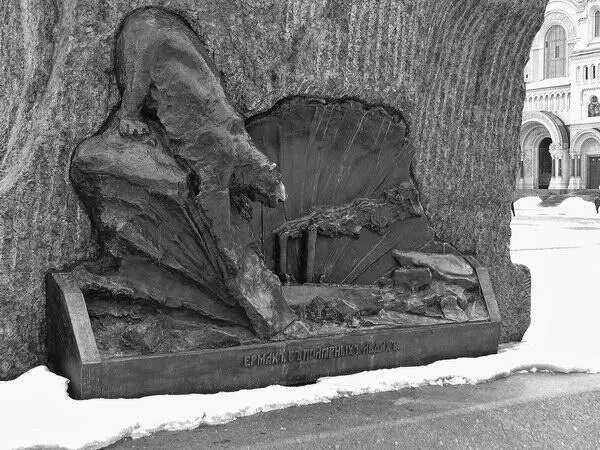 Фрагмент памятника СО Макарову в Кронштадте изображающий ледокол Ермак - фото 6