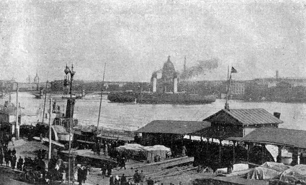 Ермак на Неве у Николаевского моста Трубы проецируются на фоне Исаакиевского - фото 81