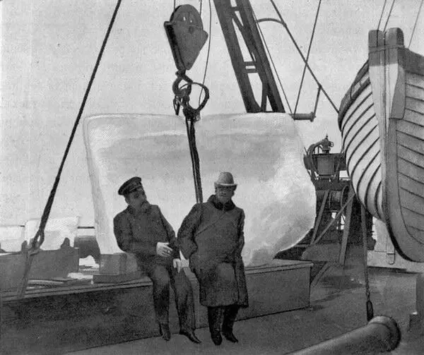 Глыба льда поднятая на палубу для исследования Прошли около ¾ мили от границы - фото 88