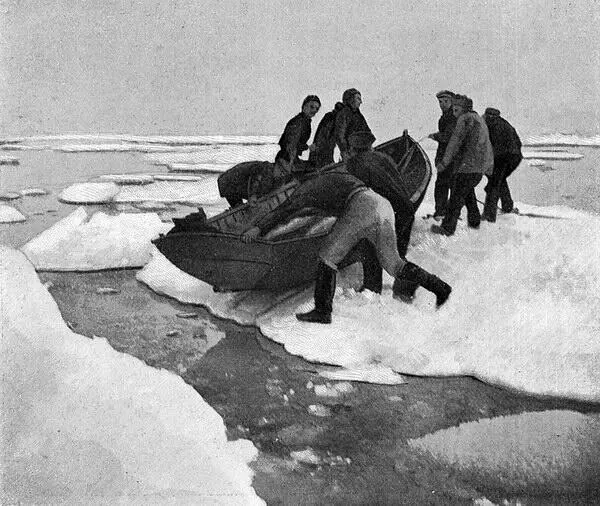 Путешествие на ледянке Вид ледяной горы покрытой на поверхности валунами - фото 120