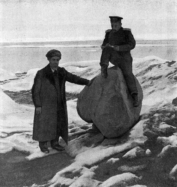 Лейтенанты Шульц и Ислямов у большого валуна Присутствие такого большого числа - фото 122