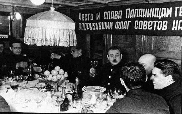 Праздничный прием папанинцев на борту ледокола В центре ИД Папанин - фото 199