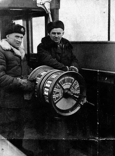 ВВСмирнов Слева у машинного телеграфа Ермака Они вместе несли утреннюю - фото 203