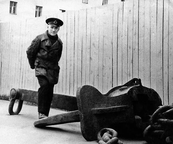 ВВ Смирнов у якоря ледокола Ермак во время установки памятного знака 1965 - фото 209