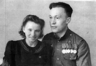 Мама Екатерина Павловна 21 год Отец Ян Робертович 25 лет с 1942 г на - фото 5