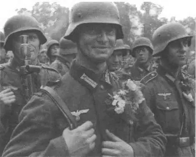 Гордые и счастливые солдаты вермахта на параде в Берлине 19 июля 1940 г - фото 8
