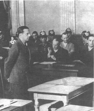 Один из участников заговора дает показания нацистскому трибуналу1944 г Парад - фото 18