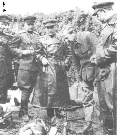 У ног советских офицеров обгоревшие останки Геббельса май 1945 г Знамя - фото 20
