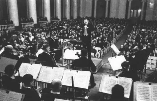 Большой зал Ленинградской филармонии 1 мая 1942 г здесь были возобновлены - фото 9