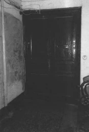 Дверь коммунальной квартиры в которой жил Л Маргулис Фотография 2012 г - фото 37