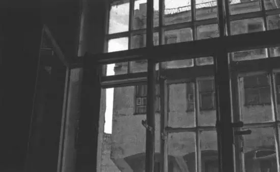 Вид с внутренней лестницы во двор Дома радио Фотография 2012 г Одна из - фото 39