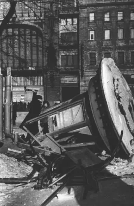 Гастроном 1 Елисеевский магазин и вход в Театр Комедии где зимой 19421943 - фото 50