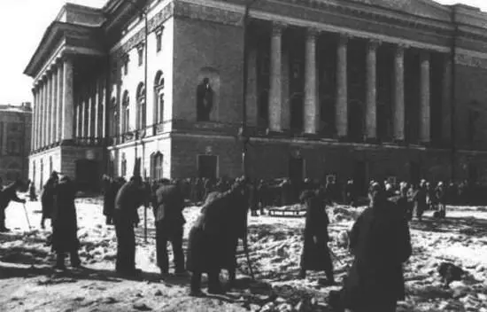 Работы по очистке города Пл Островского напротив Александринского театра - фото 51