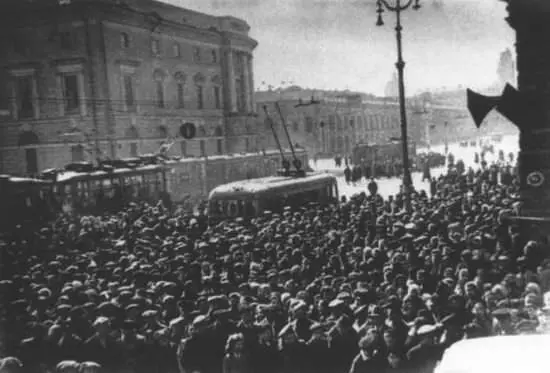 Угол Невского пр и Малой Садовой ул Ленинградцы слушают сводки с фронтов - фото 52