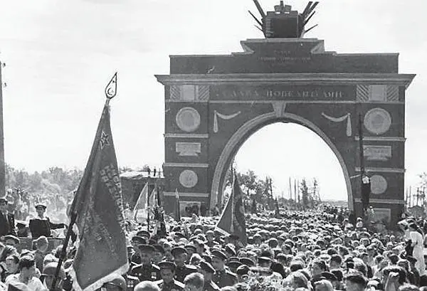 Торжественный марш войск через Триумфальную арку в Автово 8 июля 1945 г В - фото 8