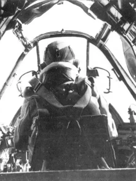 Польский летчикистребитель из 307й Львовской эскадрильи в кабине своего - фото 50
