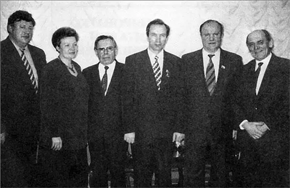 Секретариат ЦК КП РСФСР Снимок 1995 года Слева направо В И Кашин Н П - фото 12