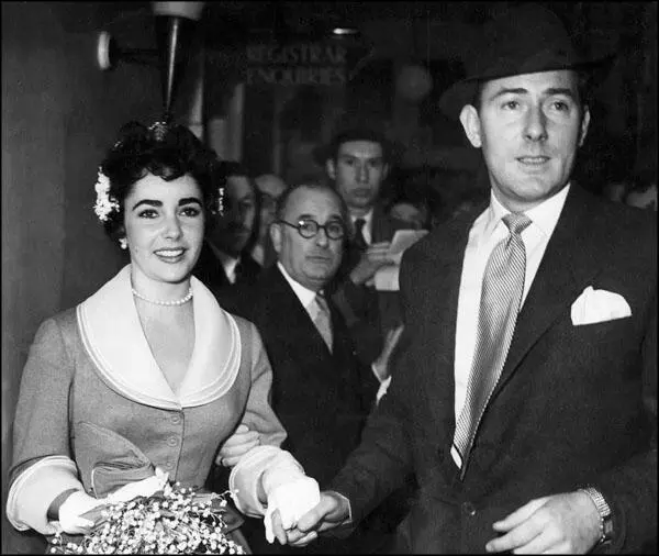 Тэйлор выходит замуж за Майкла Уайлдинга 21 февраля 1952 года После несколько - фото 79