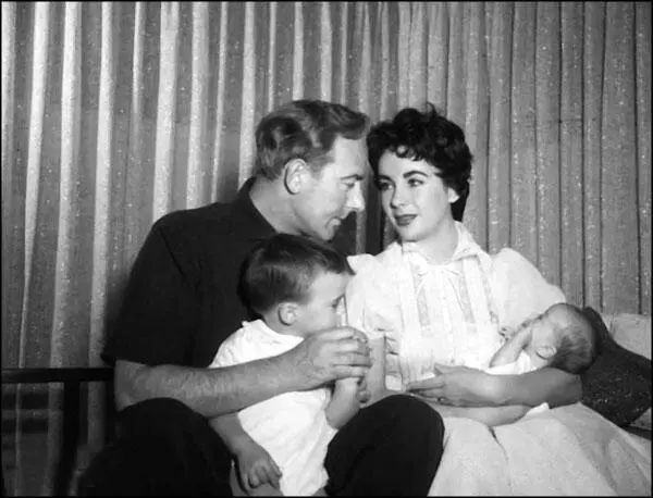 Счастливые родители с сыновьями Кристофером и Майклом 1956 год Глава VI - фото 85