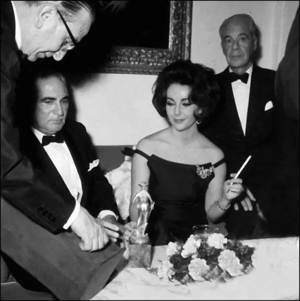 Тейлор с наградой полученной за роль в фильме Внезапно прошлым летом 1959 - фото 109