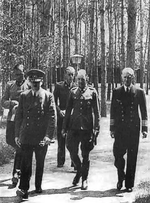 Гитлер в сопровождении шефадъютанта вермахта Шмундта адъютанта флота фон - фото 26