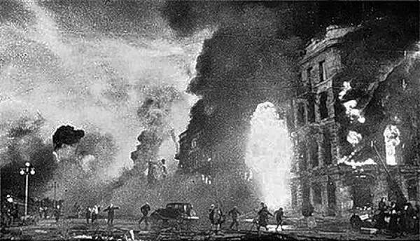 Сталинград Первые налеты фашистcкой авиации Август 1942 г Советские - фото 35