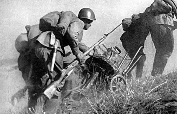Советские пулеметчики с пулеметом Максим образца 1910 г меняют позицию в бою - фото 36
