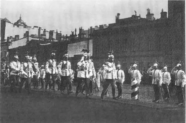 Николай II после парада следует в офицерское собрание Петербург Март 1901 г - фото 26
