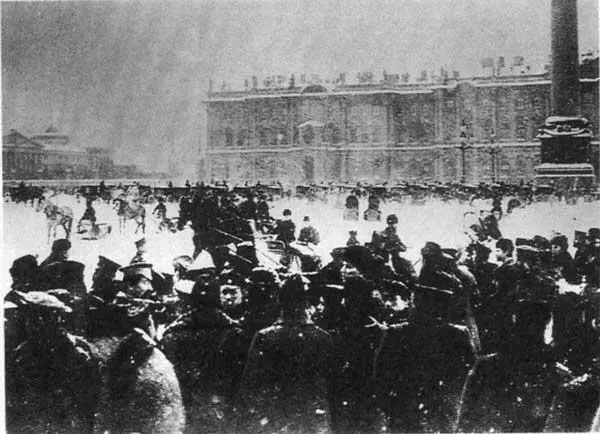 Общий вид Дворцовой площади 9 января 1905 г Прошел слух что якобы царь едет - фото 37