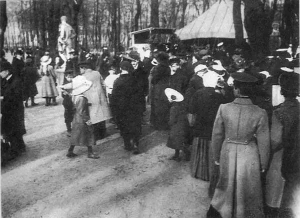 Гулянье в Летнем саду 24 мая Вчера говоря про войну 1877 года Игнатьев - фото 32