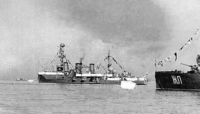 Крейсер Красный Крым в Севастополе на параде 1940 г На переднем плане - фото 103