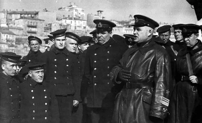 Командующий флотом вицеадмирал Ф С Октябрьский выступает перед экипажем - фото 105