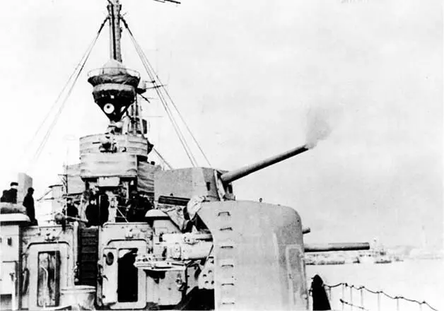 Огонь ведет кормовое 130мм орудие крейсера Красный Крым 1943 г Справа на - фото 112