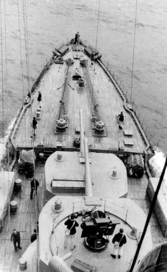 Вид с носовой надстройки на бак крейсера Красный Кавказ Хорошо видны носовые - фото 128