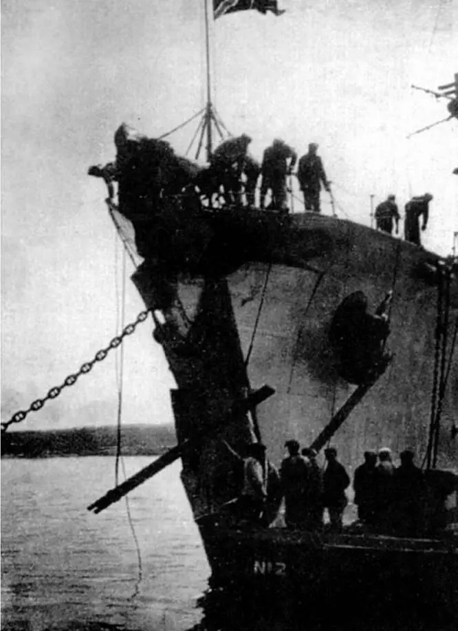 Повреждения носовой оконечности крейсера после столкновения с Профинтерном В - фото 134