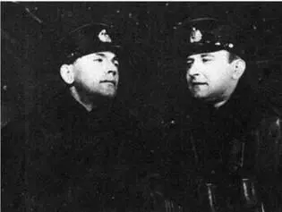Командир Красного Кавказа А М Гущин слева и военком Г И Щербак справа - фото 26