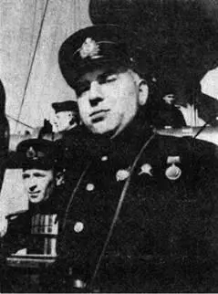 Командир крейсера Красный Крым В И Зубков В ночь на 4 января 1942 г - фото 27