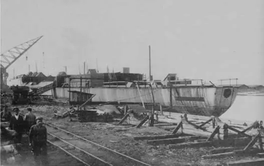 Корпус крейсера Адмирал Спиридов у достроечной стенки 1917 г Легкие - фото 44