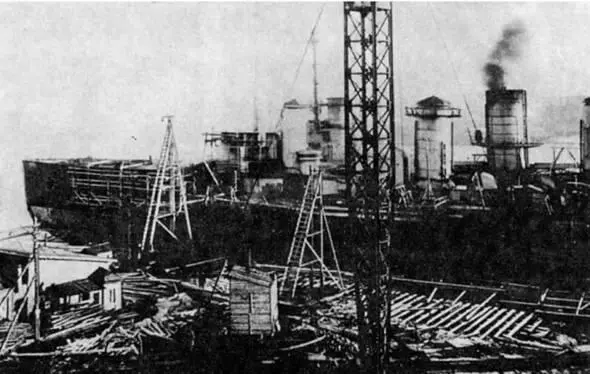Балтийский завод На переднем плане корпус крейсера Адмирал Грейг за ним - фото 51
