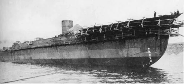 Крейсер Красный Кавказ после спуска на воду 9 сентября 1930 г Крейсер - фото 52