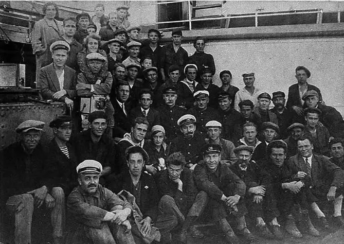 Экипаж танкера Грознефть 1929 г Червона Украина Червона Украина вскоре - фото 57